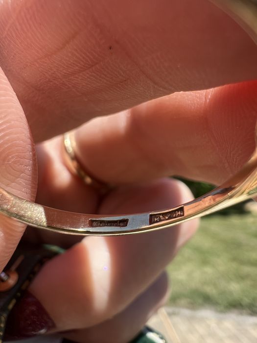 Złoty pierścionek z różowym szafirem i diamentami