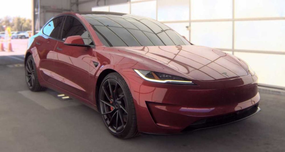Tesla Model 3 Performance нового покоління Highland (2026 рік).