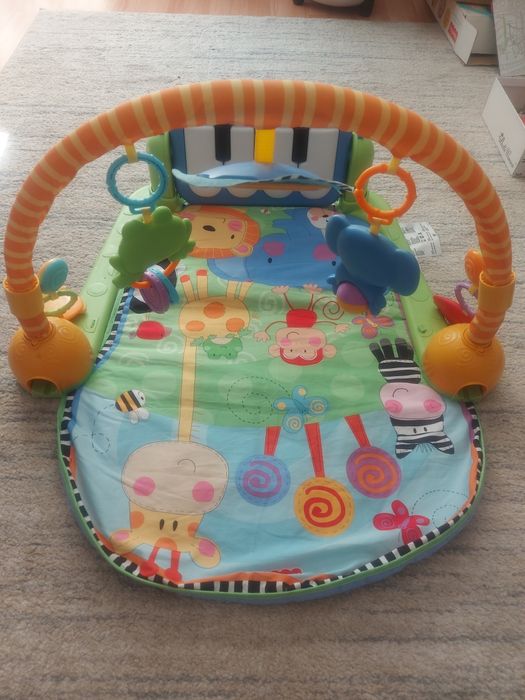 Mata z pianinkiem Fisher Price