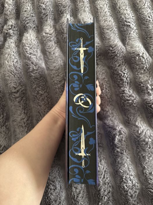 Продаю книгу Тишени з автографом авторки + закладинка