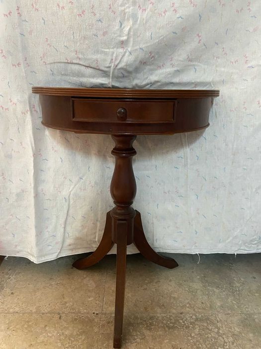 Mesa de telefone antiga em madeira