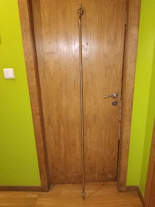 Varão em metal para cortinados