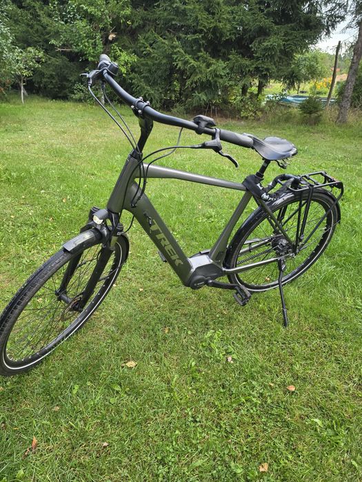 Elekrtyczny TREK District+ 7 – Bosch Active Line Plus 500 Wh – pasek – 2023 – Brooks B135 - Ładowarka Bosch