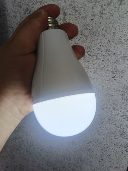 Аварійна лампа з цоколем е27 Акамуляторна лампочка