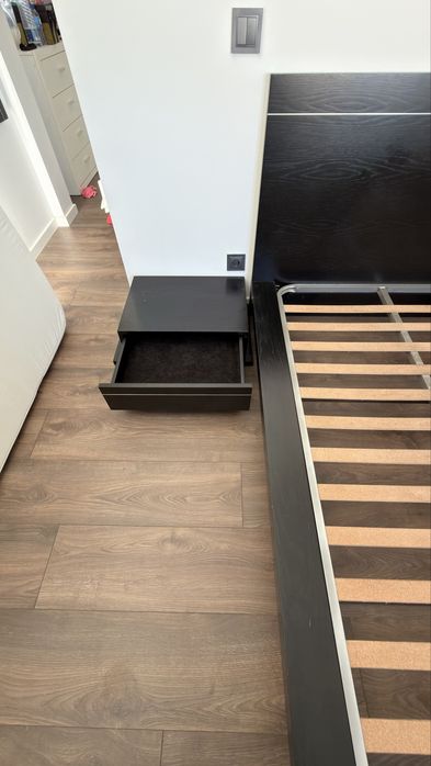 Cama e mesa de cabeira