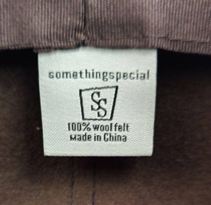 Wełniana czapka dżokejka / toczek z daszkiem 100% filc Something Special BDB
