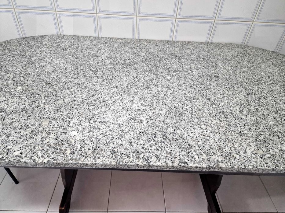 Mesa de cozinha em pinho..tampo em granito