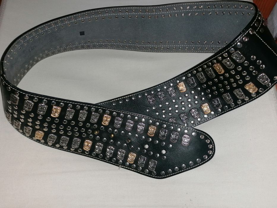 Cinto em Pele cravado com peças de metal