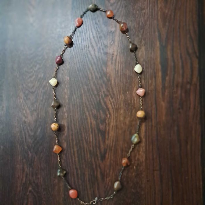 Colar comprido com pedras
