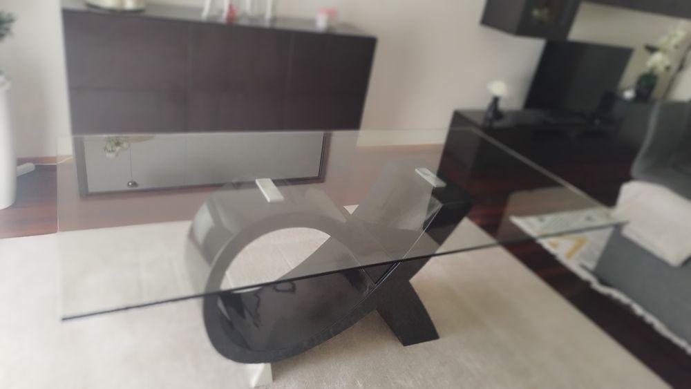 Mesa de Jantar de Design. Vidro Temperado Fumado e Base Escultural
Título: Mesa de Jantar Luxo – Vidro Temperado Fumado e Base Escultural