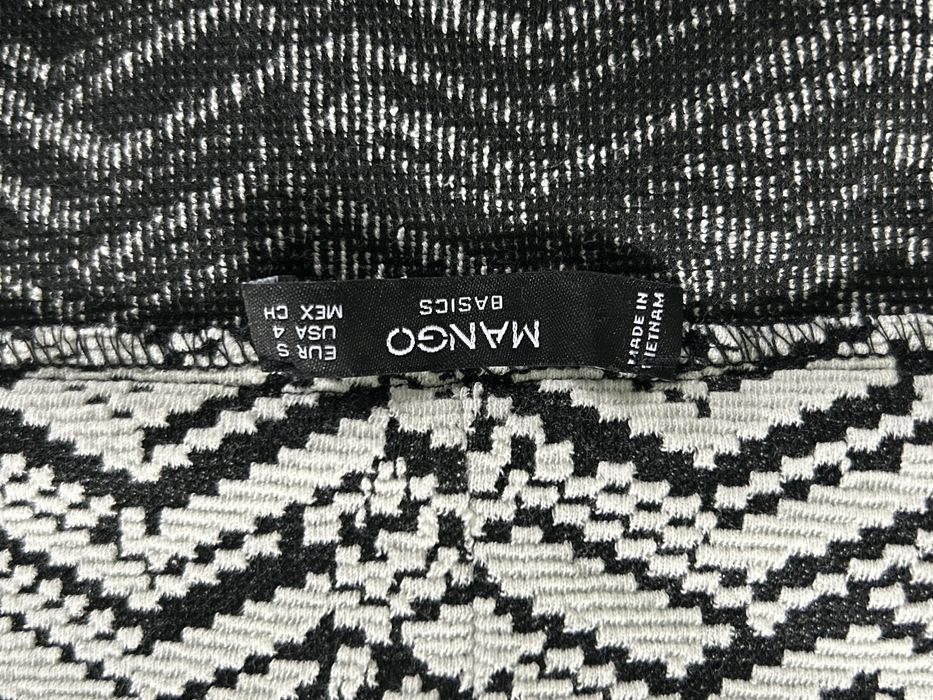 Dopasowana sukienka odsłaniająca ramiona