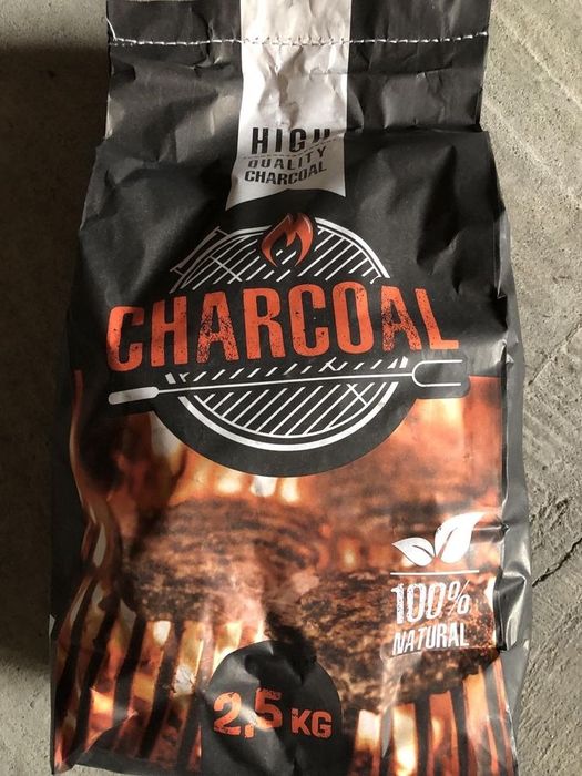 Деревне вугілля в паперових мішках