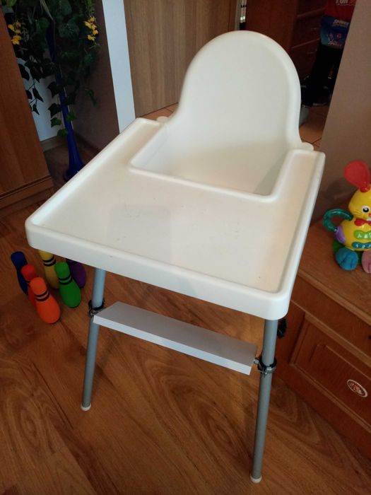 Krzesełko do karmienia i zabawki