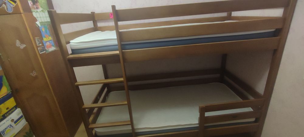 Продам двоярусну дерев'яну кровать
