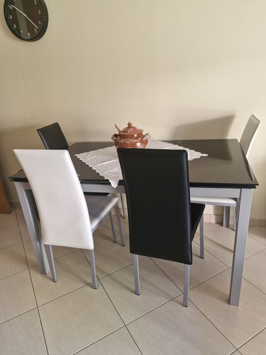 Mesa de sala com quatro cadeiras