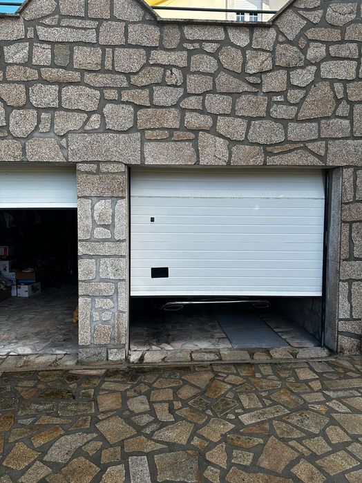 Vendo 2 Portas de garagem seccionadas com motores