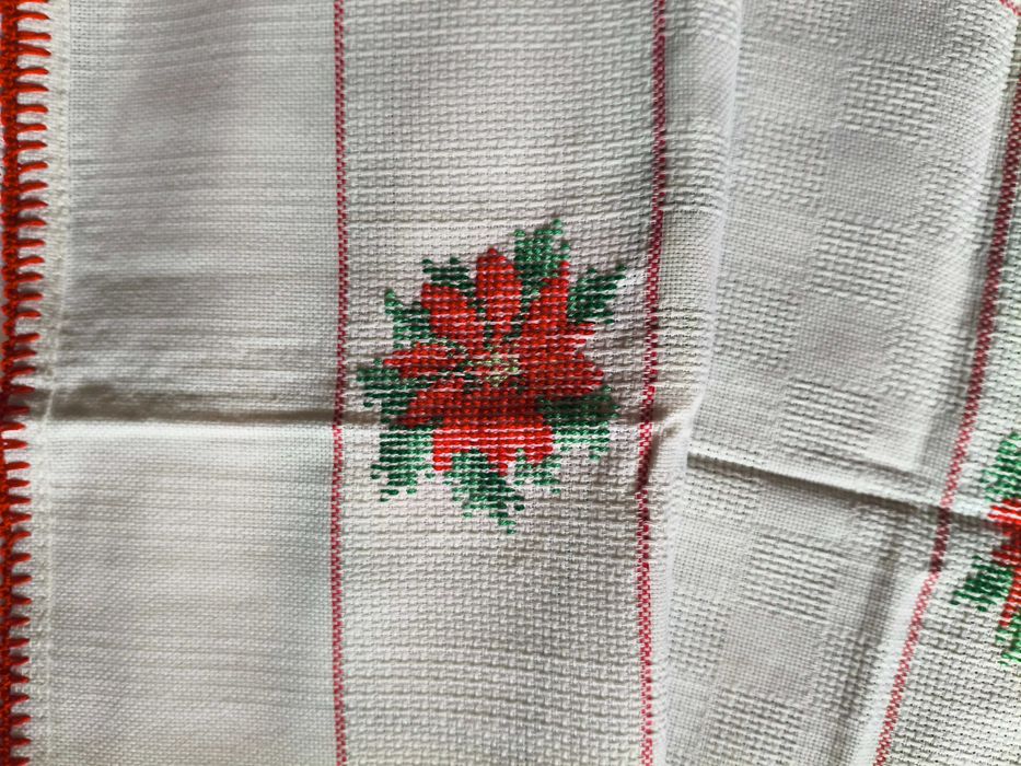 Lote 2 panos de cozinha em ponto cruz com motivos de Natal