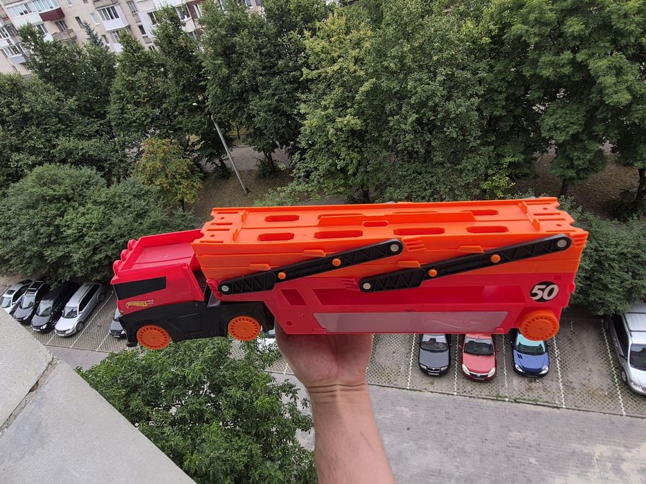великий автовоз Hot Wheels Mega Hauler