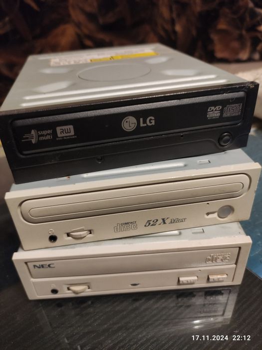 Продам дисковод на запчасти или под востановление