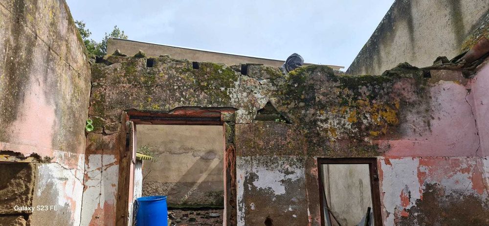 Casa para recuperar com quintal em Figueira de Cavaleiros