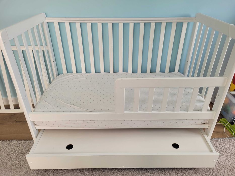 Sprzedam łóżeczko dzieciece z szufladą.