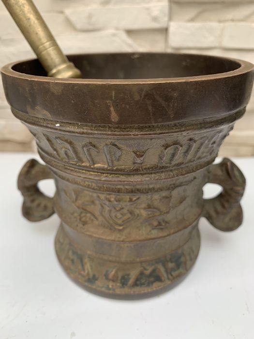 Stary i ciężki moździerz z brązu