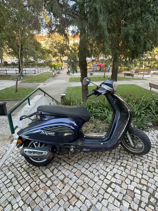 Vendo moto 125 mecânica muito boa ! Documentos ok