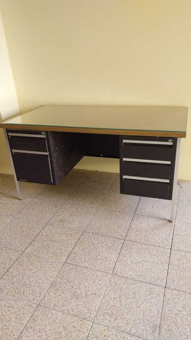 Secretária com tampo de vidro