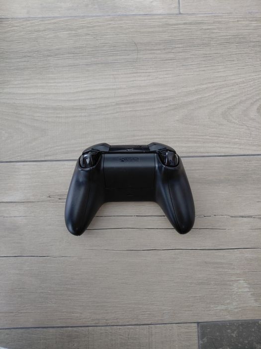 XBox One X com acessórios e conta com vários jogos