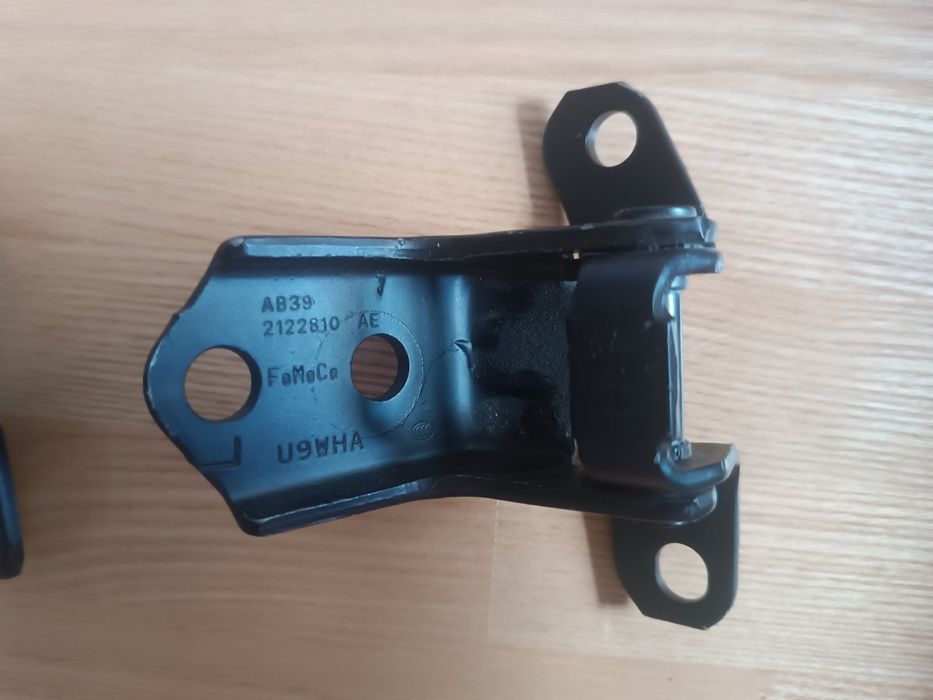 Петли Ford Ranger 2122801  2122810 левая передняя дверь.