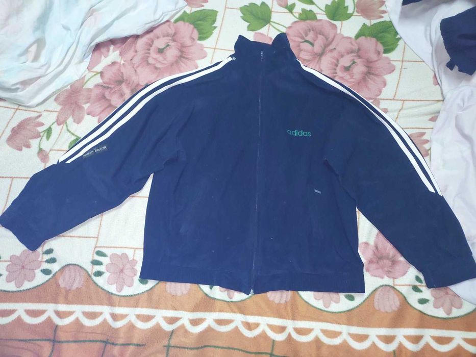 Продам олімпійку фірми Адідас.