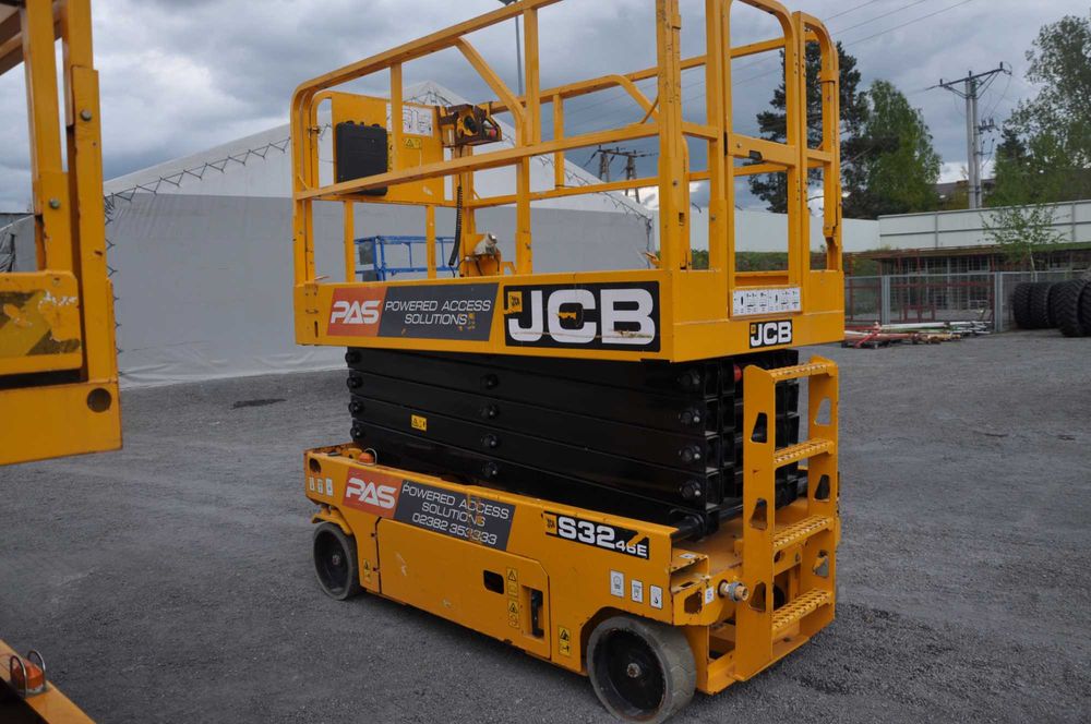 Zwyżka podnosnik podest ruchomy kompaktowy jcb Genie jlg 2646 E 10  M