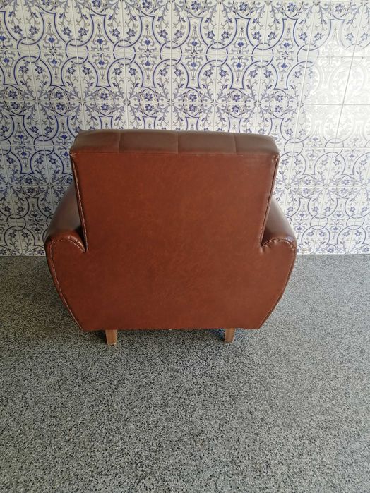 Cadeirões em pele, castanhos