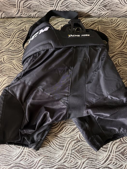 Дитяча хокейна форма JR б/у стан нових шолом, шорти , захист , ковзани