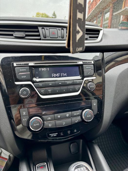 Nissan Qashqai 1,2 benzyna 115 KM . Bezwypadkowy - Czarny metalik