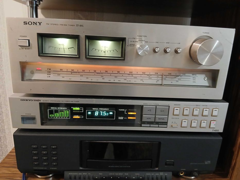 тюнер Onkyo Integra T-4015.
