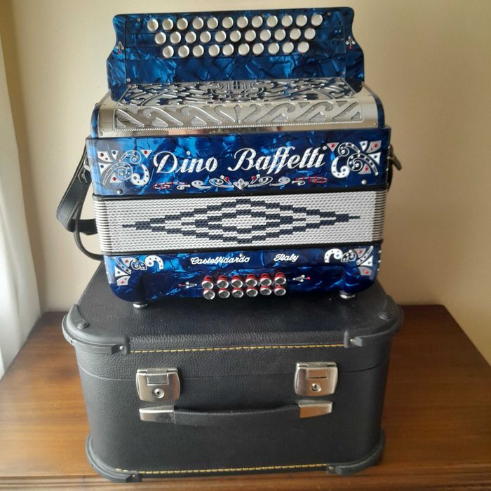 Vendo concertina Dinobaffeti como nova  pronta a tocar. Custo 1900€  negociável!...