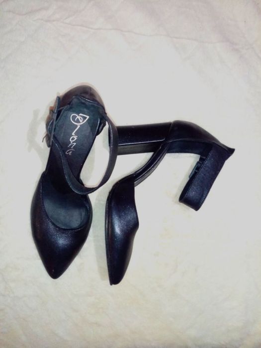 Шкіряні босоніжки. Нові. Розмір 37