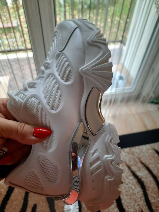 Sneakersy  damskie  białe  nowe  38