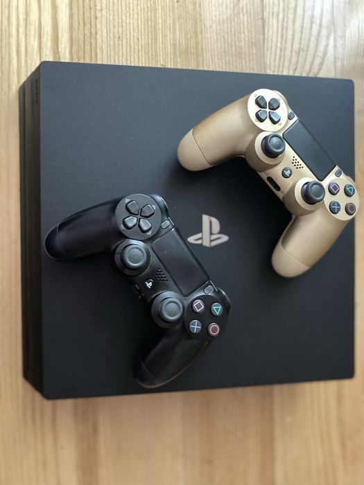 Продам PS4 Pro у відмінному стані.