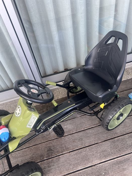 Vendo carro a pedais para criança