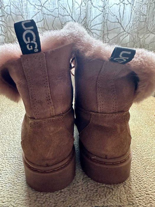 Продам женские зимние ботинки UGG