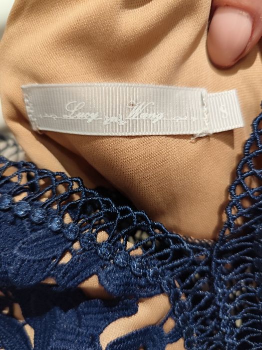 Granatowa koronkowa sukienka