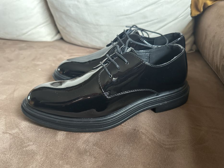 Nowe buty meskie - lakierowane - 39