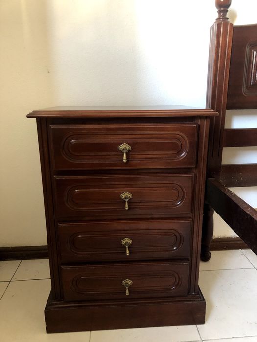 Cama s/ estrado com oferta de mesas de cabeceira