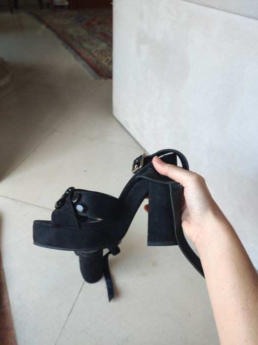 Sapatos salto alto pretos