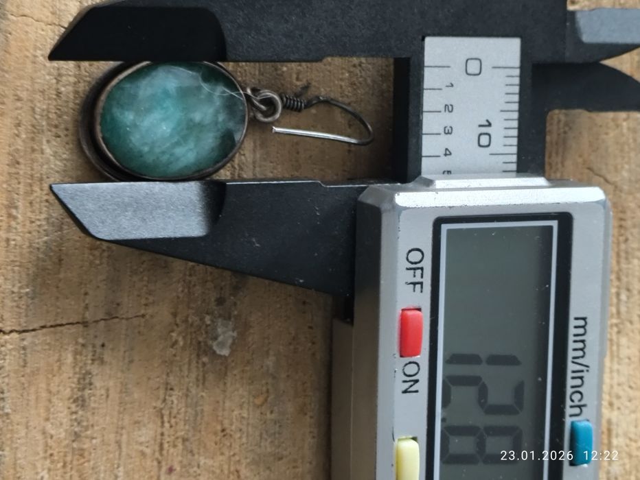 Duże srebrne kolczyki ze szmaragdowym oczkiem . Vintage