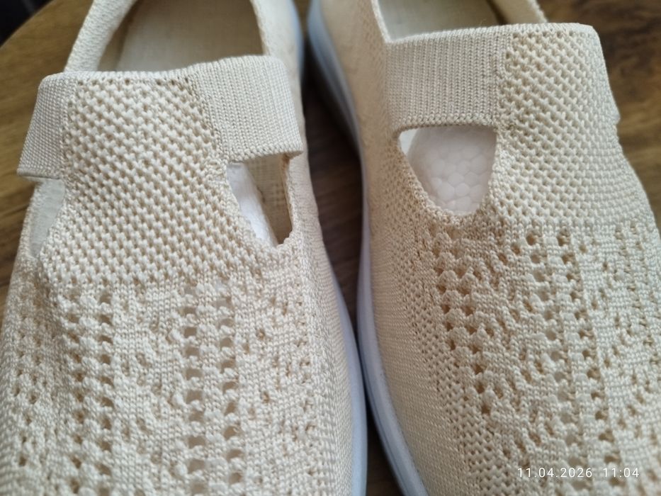 Beżowe, materiałowe, bardzo wygodne 41