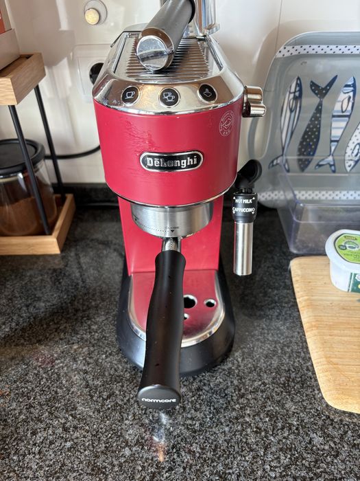 Máquina de café expresso Delongui dedica