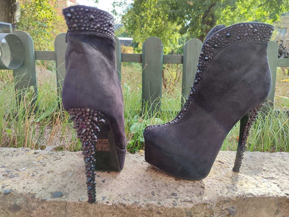 Чоботи ботильйони на підборах замша чорні 36 р